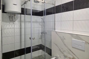 Dusche, Haartrockner, Bidet, Handtücher