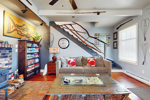 Cozy Cottage w/ Hot Tub in Freeland, Pets Welcome!