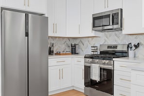Private kitchen - LUX Disney Retreat 🌟Sleeps 15 🏡Family Getaway (Fullerton)