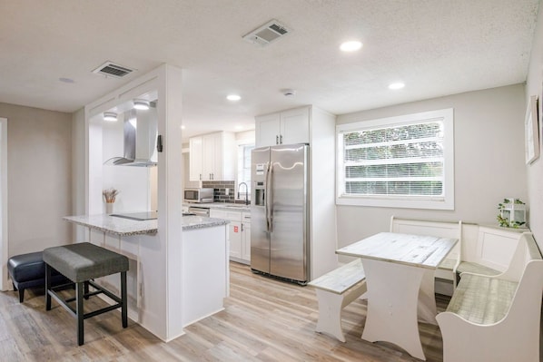Dining - Quaint updated home on cozy cove neighborhood (Tampa)
