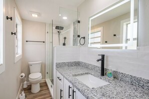 Douche, sèche-cheveux, serviettes fournies, papier toilette