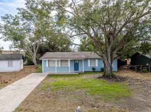 Exterior - Quaint updated home on cozy cove neighborhood (Tampa)