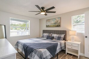 4 bedrooms, iron/ironing board, free WiFi, bed sheets - Quaint updated home on cozy cove neighborhood (Tampa)