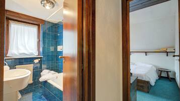 Sèche-cheveux, bidet, serviettes fournies