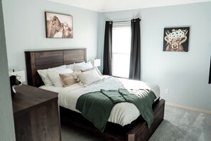 4 habitaciones, escritorio y tabla de planchar con plancha 