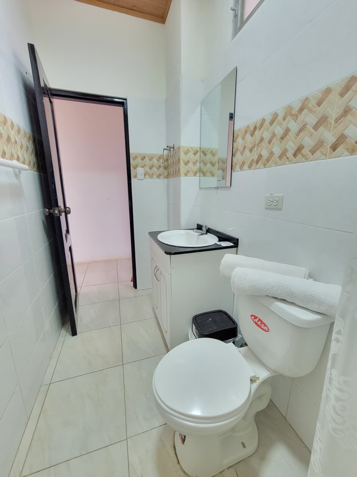 Chambre Confort avec lits jumeaux, balcon, vue mer | Salle de bain