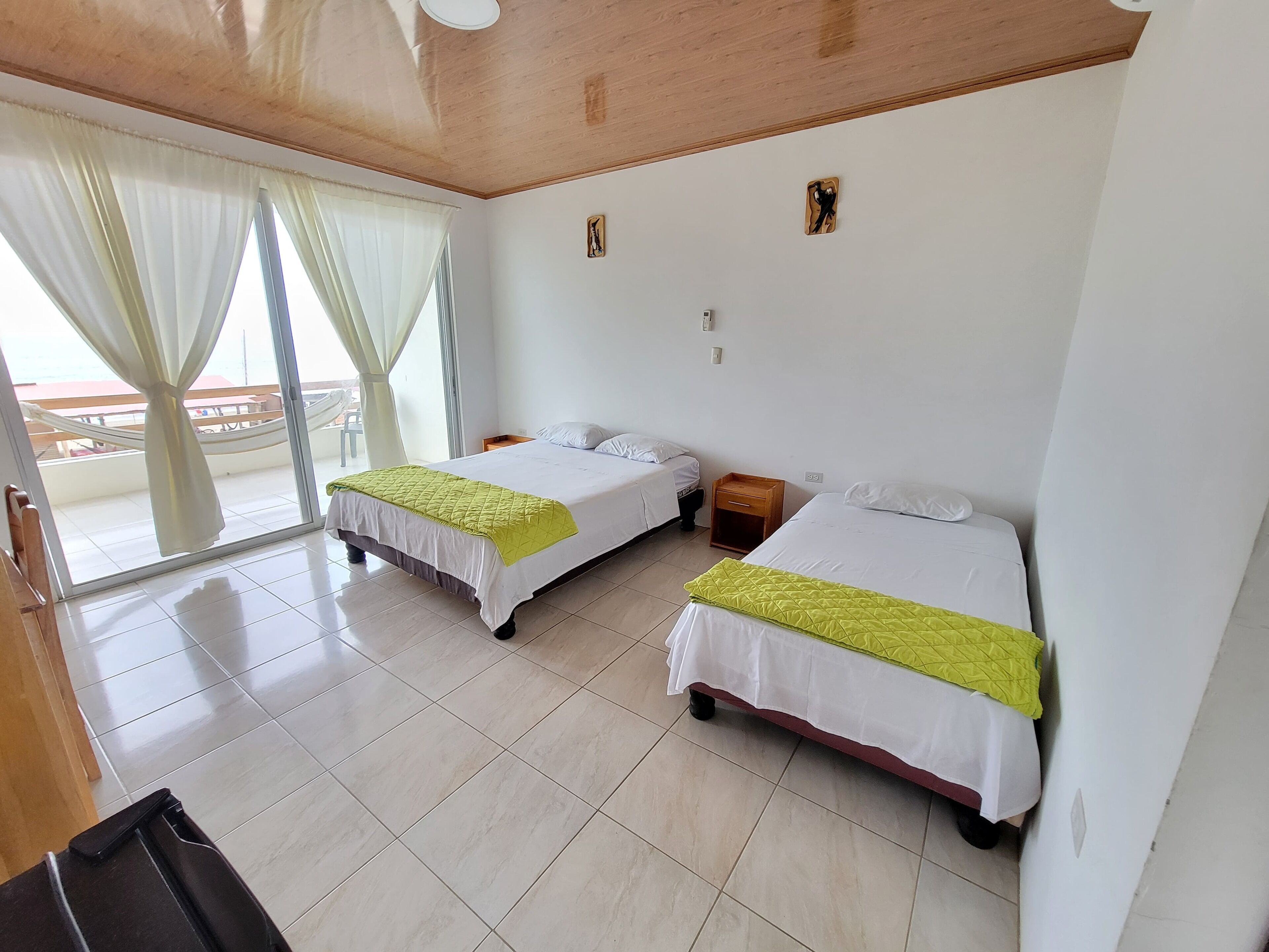 Cortinas blackout, wifi gratis y ropa de cama 