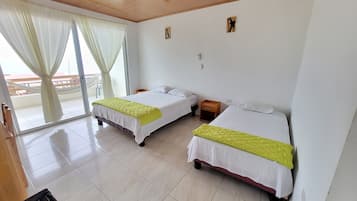 Chambre Confort avec lits jumeaux, balcon, vue mer | Rideaux occultants, Wi-Fi gratuit, draps fournis