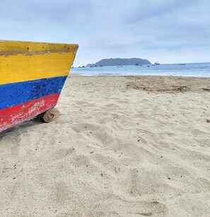 遮光カーテン、WiFi (無料)、ベッドシーツ