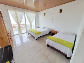 Cortinas blackout, wifi gratis y ropa de cama 