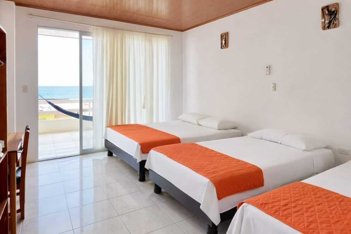 Chambre Confort avec lits jumeaux, balcon, vue sur la mer | Rideaux dâobscurcissement, accĂšs au Wi-Fi (inclus), literie fournie