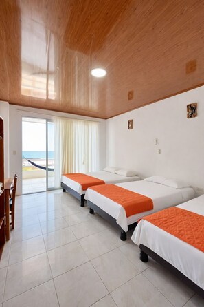 Habitación Confort con 2 camas individuales, balcón, vista al mar | Cortinas blackout, wifi gratis y ropa de cama 