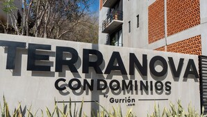 Segnaletica per 'TERRANOVA CONDOMINIOS' di Gurrion.com, raffigurante un edificio moderno con balconi e facciata decorata.