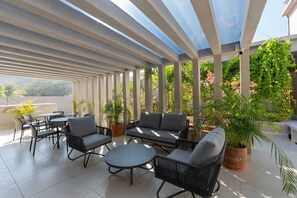 Outdoor dining - Best of BOTH Worlds!  Close to Santa Cruz but Quiet!! (Bahia Santa Cruz)