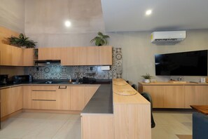 Fridge, microwave, stovetop, coffee/tea maker - Best of BOTH Worlds!  Close to Santa Cruz but Quiet!! (Bahia Santa Cruz)