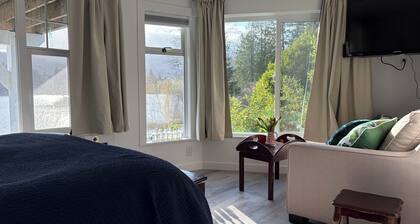 Lakefront Suite on Langford Lake – Private Wharf, Water Toys, Family Fun
