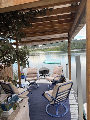 Lakefront Suite on Langford Lake – Private Wharf, Kayaks, Family Fun.