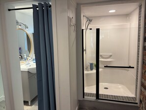 Douche, sèche-cheveux, serviettes fournies, savon