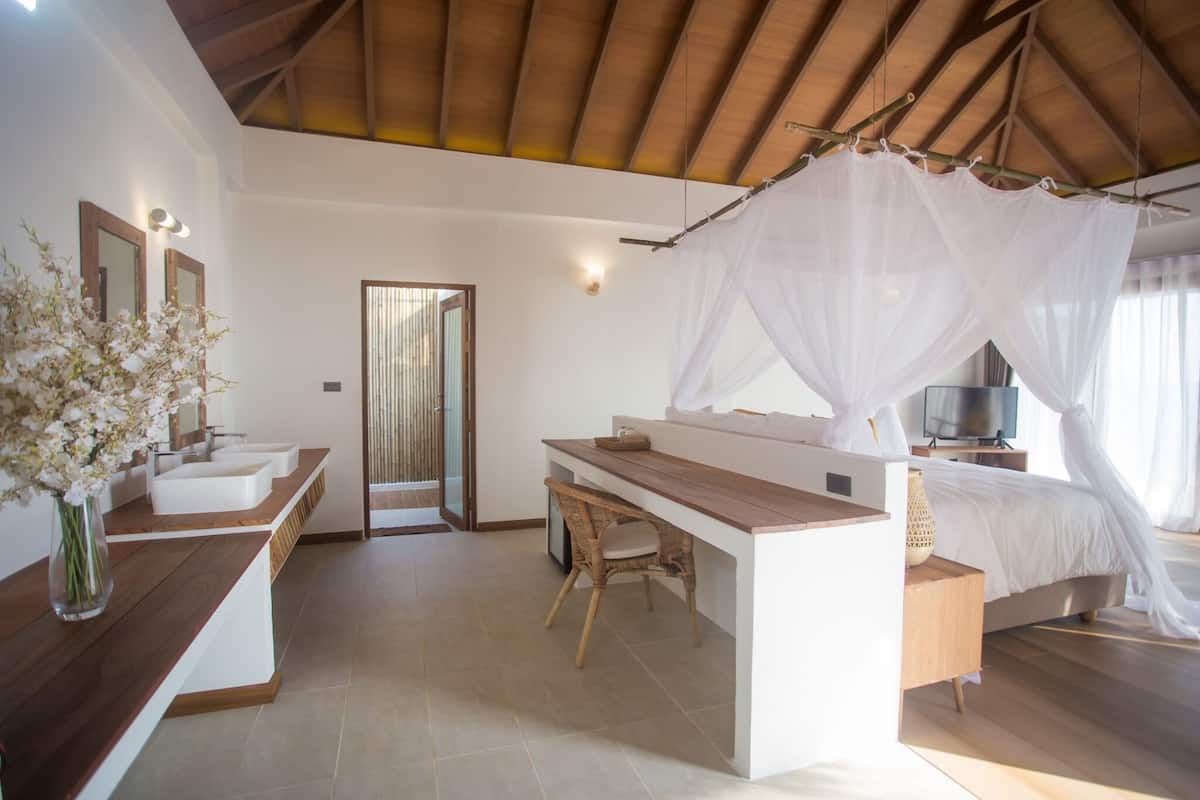 Suite superior, balcón, vista al mar | Caja de seguridad en la habitación y wifi gratis