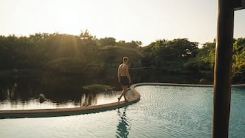 Außenpool, Sonnenschirme, Liegestühle