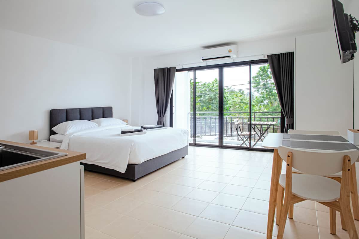 Studio, Partial Sea View | In-room safe, iron/ironing board, free WiFi