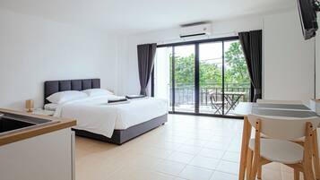 Studio, Partial Sea View | In-room safe, iron/ironing board, free WiFi