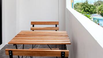 Caja de seguridad en la habitación y tabla de planchar con plancha