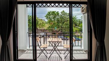 Caja de seguridad en la habitación y tabla de planchar con plancha