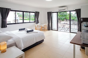 Kamar Double Deluks, pemandangan laut terbatas | Brankas, setrika/meja setrika, dan Wi-Fi gratis