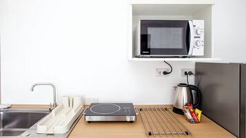 Caja de seguridad en la habitación y tabla de planchar con plancha