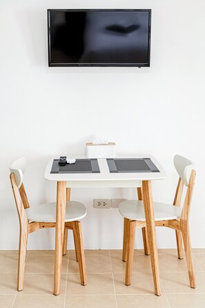 Standard-dobbeltværelse - delvis havudsigt | Pengeskab på værelset, strygejern/strygebræt, gratis Wi-Fi