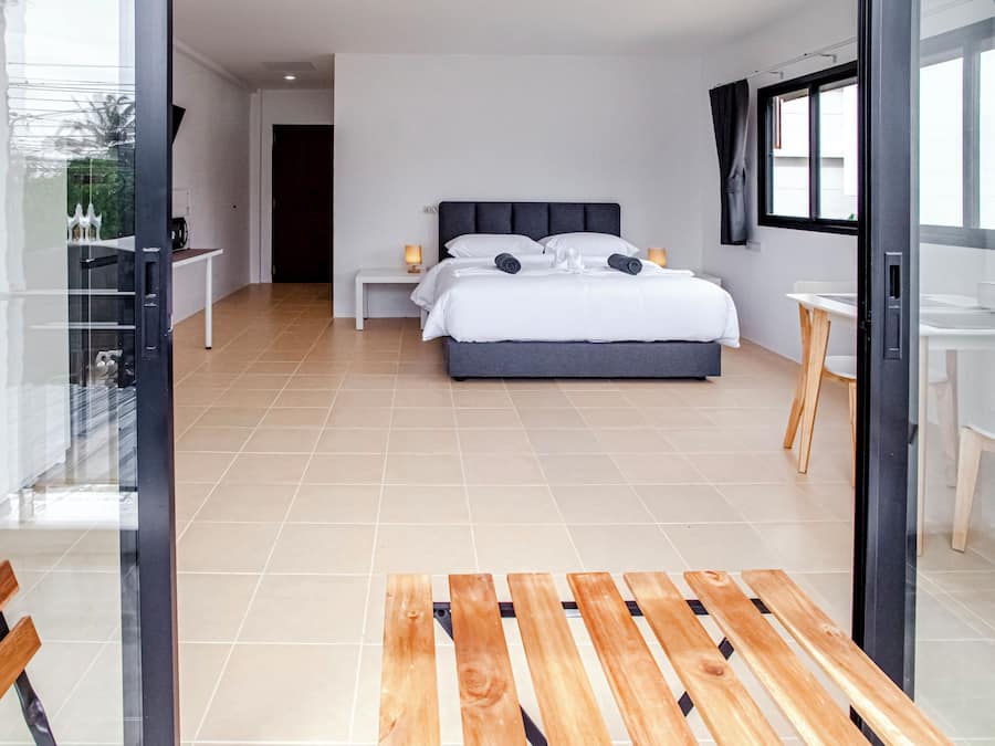 Caja de seguridad en la habitación y tabla de planchar con plancha