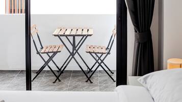 Caja de seguridad en la habitación y tabla de planchar con plancha