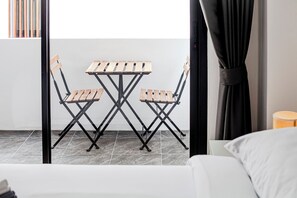 Quarto casal standard, vista parcial para o mar | Cofres nos quartos, ferros/tábuas de passar roupa, Wi-Fi de cortesia