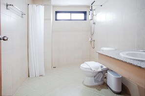 デラックス ダブルルーム パーシャルシービュー | バスルーム | シャワー、バスアメニティ (無料)、ヘアドライヤー、タオル