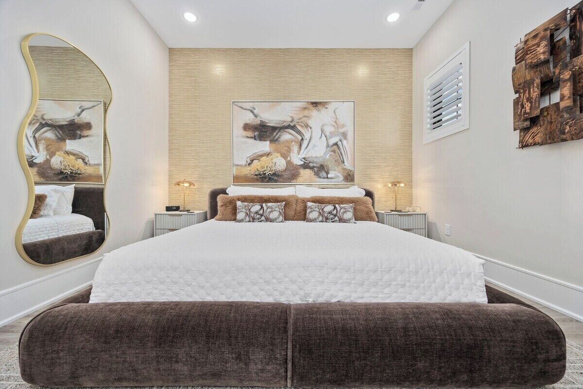 5 bedrooms, desk, iron/ironing board, travel crib