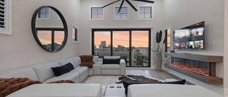 Smart TV, chimenea, libros, monitor de computadora