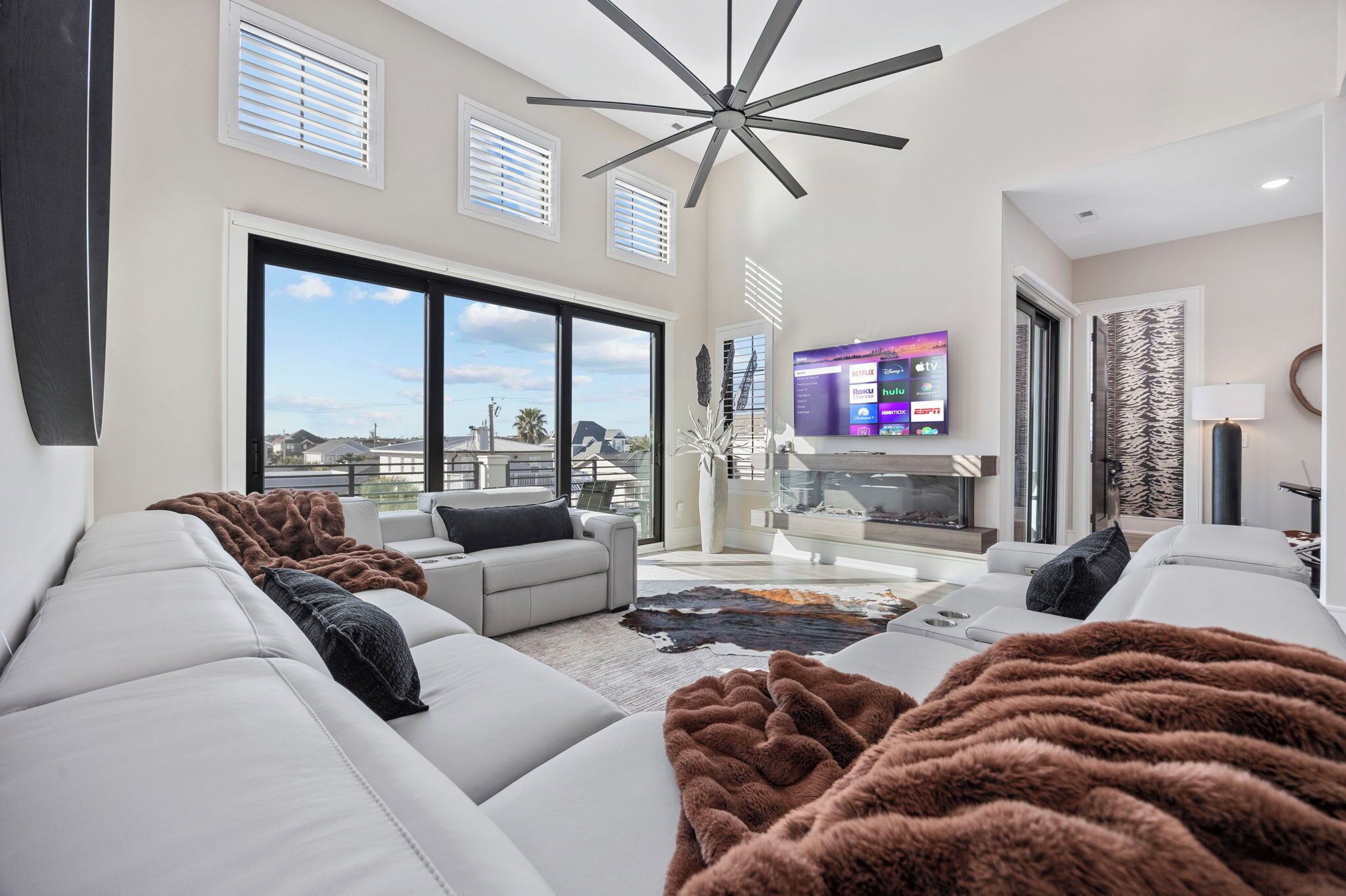 Una Smart TV, una chimenea, libros, una pantalla de ordenador