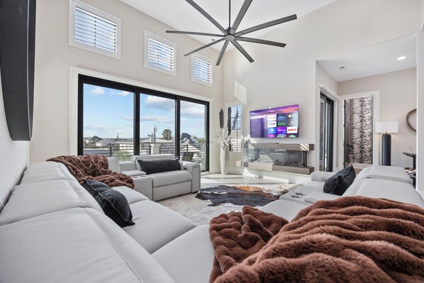 Älytelevisio, takka, kirjoja, tietokoneen näyttö