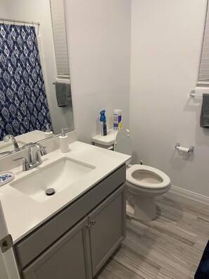 Hair dryer, towels, soap, toilet paper - Great place to vacation with local attractions and Las Vegas freeway close. (Henderson)