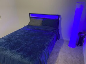 Iron/ironing board, WiFi, bed sheets - Great place to vacation with local attractions and Las Vegas freeway close. (Henderson)