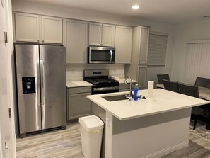 Private kitchen - Great place to vacation with local attractions and Las Vegas freeway close. (Henderson)