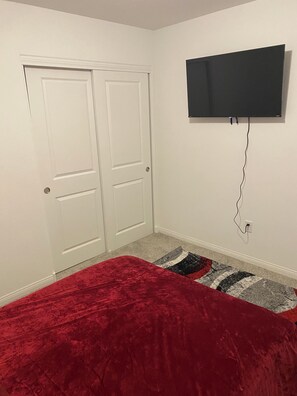 Een strijkplank/strijkijzer, wifi, beddengoed