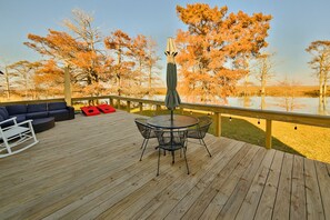 Outdoor dining - Cozy, lakeside tiny home in Arkansas farm country (Parkin)