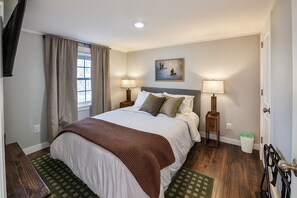 Room - Cozy, lakeside tiny home in Arkansas farm country (Parkin)