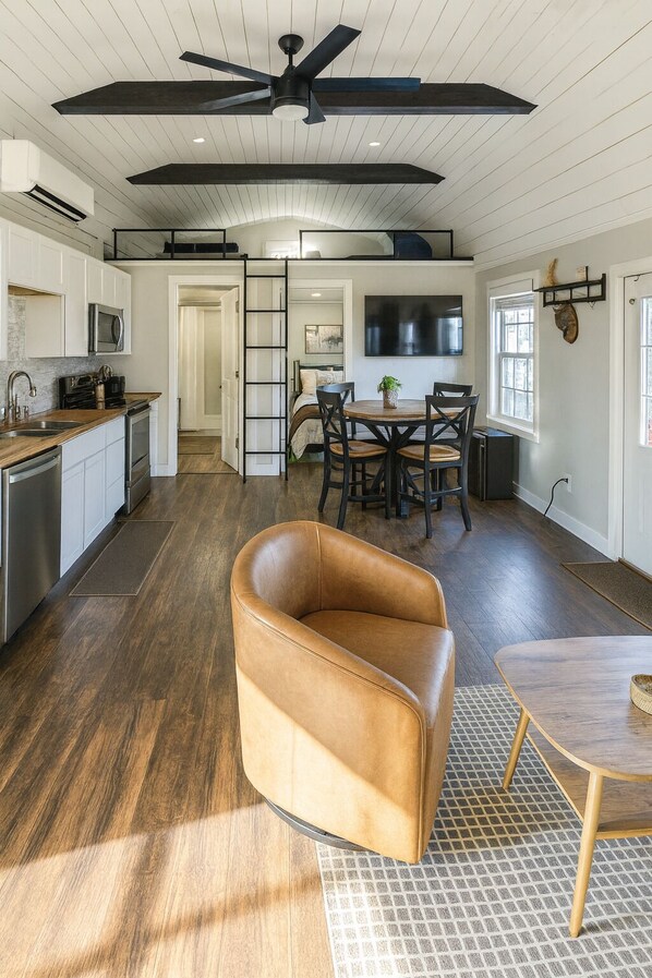 Interior - Cozy, lakeside tiny home in Arkansas farm country (Parkin)