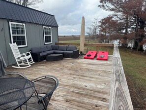 Outdoor dining - Cozy, lakeside tiny home in Arkansas farm country (Parkin)