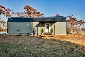 Exterior - Cozy, lakeside tiny home in Arkansas farm country (Parkin)