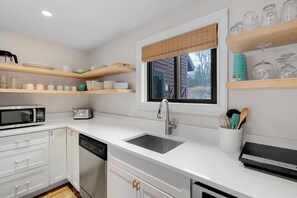 Fridge, microwave, oven, stovetop - South Ridge D-05 Ski In Ski Out Sunday River Condo (Newry)