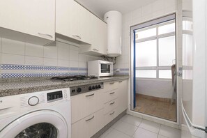 Frigorífico, microondas, horno y placa de cocina